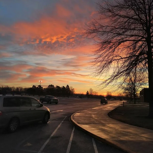 Eine Schöne Aufnahme Von Autos Die Bei Einem Erstaunlichen Sonnenaufgang — Stockfoto