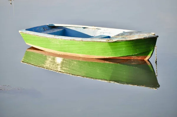 Удивительный Снимок Зеленой Рыбацкой Лодки Спокойном Зеркальном Фоне Озера — стоковое фото