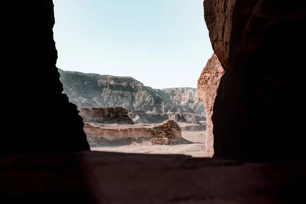 Çöldeki Kayaların Kayalıkların Güzel Manzarası Bir Mağaranın Içinden Çekildi — Stok fotoğraf