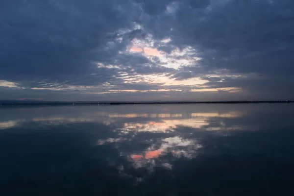 Paisaje Impresionante Del Cielo Del Atardecer Con Nubes Tormenta Reflejándose — Foto de Stock