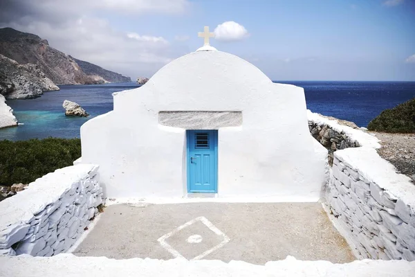 在蓝色天空下拍摄的希腊阿莫戈斯岛上的阿吉亚 安娜的高角镜头 — 图库照片