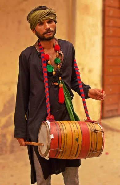 Een Oppervlakkige Focus Shot Van Een Arabische Dhol Speler — Stockfoto