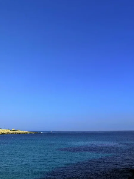 Vertikal Bild Lugn Vacker Strand Malta Fångas Ljus Solig Dag — Stockfoto