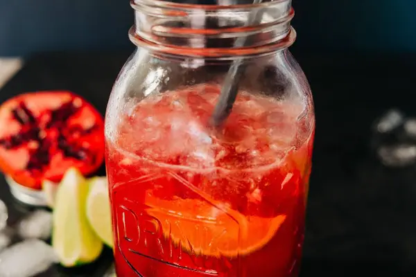 Ένα Κρύο Κόκκινο Ποτό Φτιαγμένο Φρούτα Λάιμ Και Μέντα Στο — Φωτογραφία Αρχείου