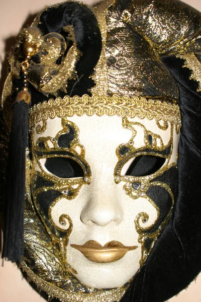 Ένα Κάθετο Πλάνο Μιας Λευκής Μαύρης Και Χρυσής Γυναικείας Μάσκας — Φωτογραφία Αρχείου