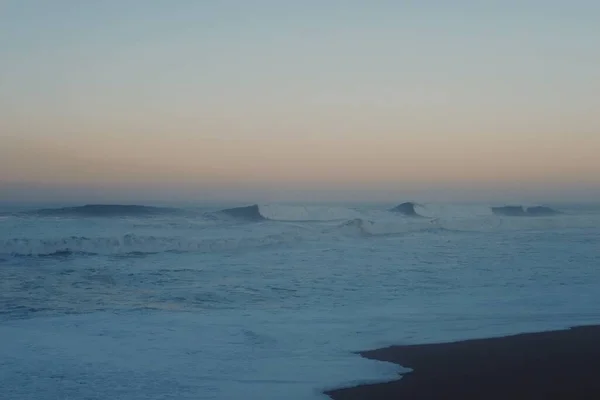 Захоплюючий Вид Великі Хвилі Після Заходу Сонця Далеко — стокове фото