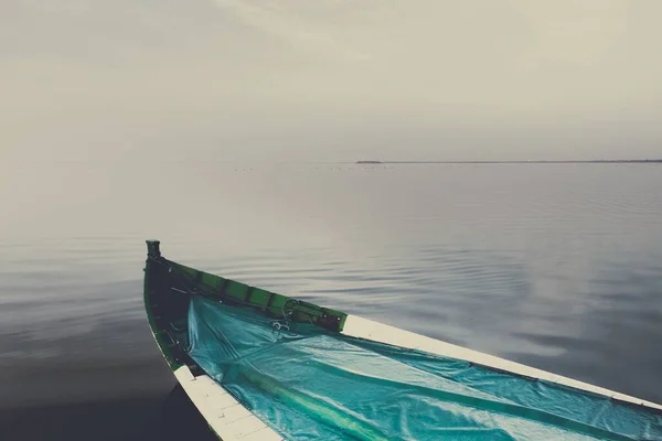 Ein Meer Geparktes Boot Mit Einer Abdeckung Vor Nebligem Hintergrund — Stockfoto