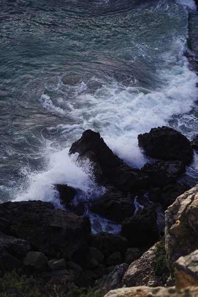 Coup Vertical Une Vague Malhonnête Qui Écrase Sur Des Falaises — Photo