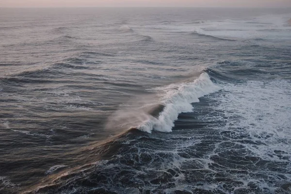 Una Escena Impresionante Una Gran Ola Rompiendo Después Del Atardecer —  Fotos de Stock