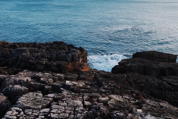 Una Vista Fascinante Las Rocas Con Océano Fondo —  Fotos de Stock