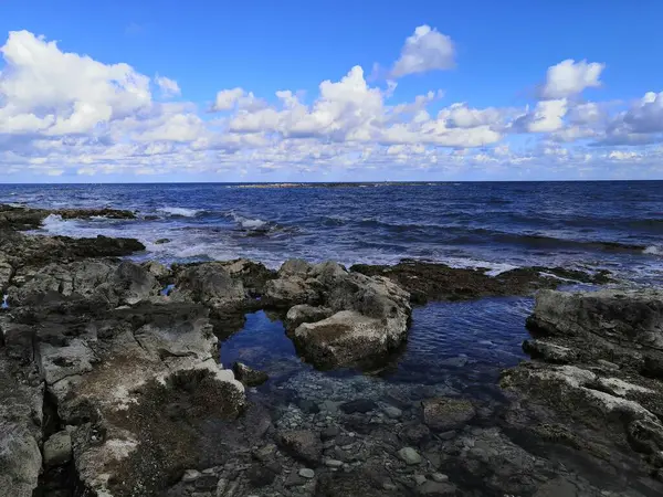 Una Vista Una Hermosa Playa Tranquila Con Rocas Malta Capturado — Foto de Stock