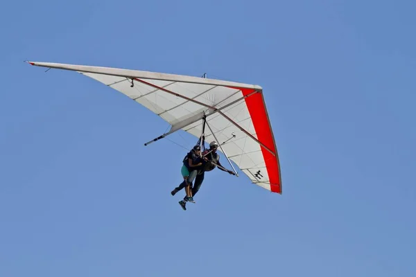 Úžasný Záběr Člověka Létání Závěsné Kluzák Izolovaný Modrém Pozadí Oblohy — Stock fotografie
