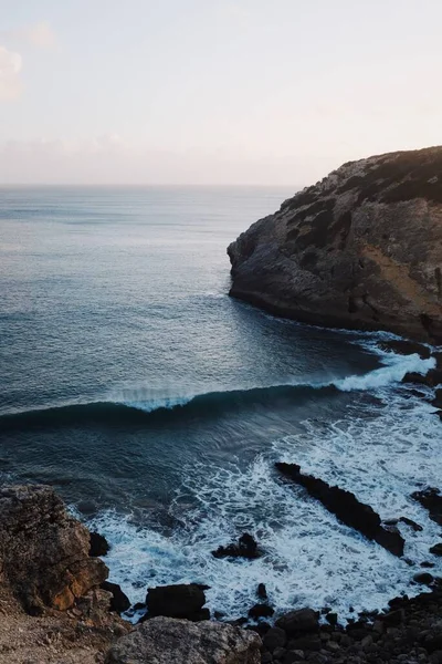 Disparo Vertical Pequeñas Olas Rompiendo Océano Atardecer —  Fotos de Stock