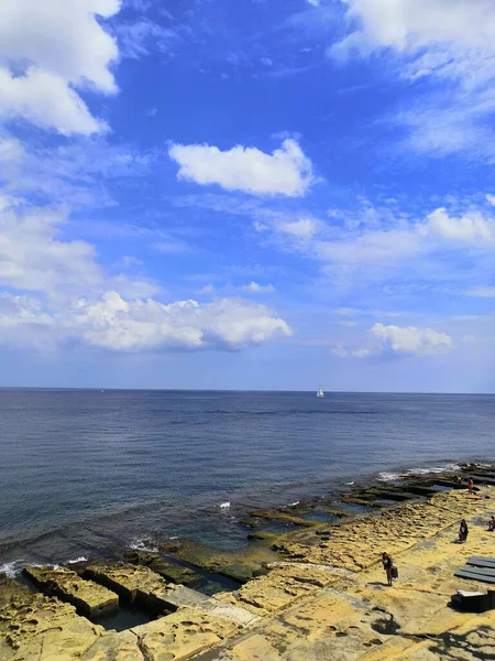 Вертикальний Кадр Спокійного Гарного Пляжу Мальті Захопленого Сонячний День — стокове фото