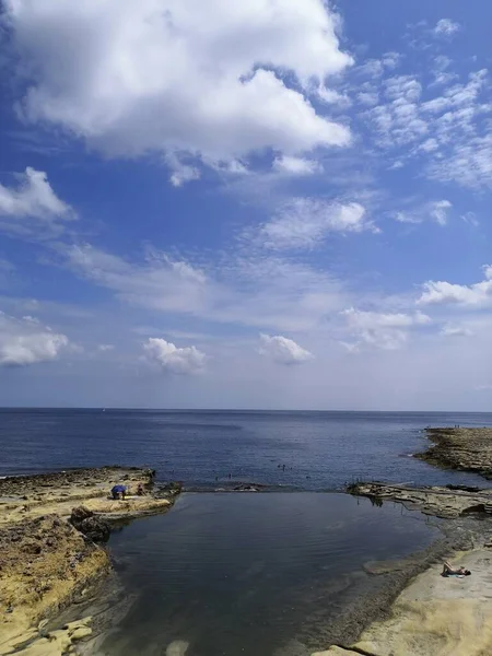 Güneşli Bir Günde Malta Ağaçlarla Kaplı Güzel Bir Sahilin Dikey — Stok fotoğraf