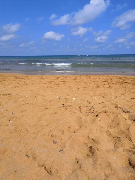 Colpo Verticale Una Bella Spiaggia Con Impronte Sulle Sabbie Malta — Foto Stock