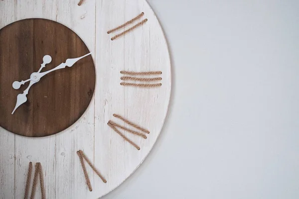 Hermoso Revestimiento Reloj Decorativo Madera Una Pared Blanca —  Fotos de Stock