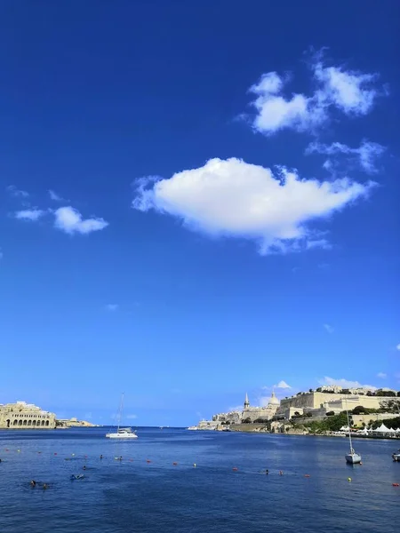 Vertical Shot Beautiful Beach Malta Captured Sunny Day Buildings Hills — Stock Photo, Image