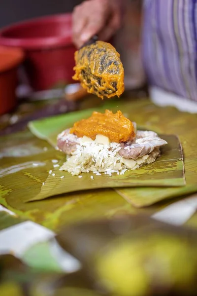 Eine Selektive Fokusaufnahme Der Herstellung Von Cassava Suman Einem Bananenblatt — Stockfoto