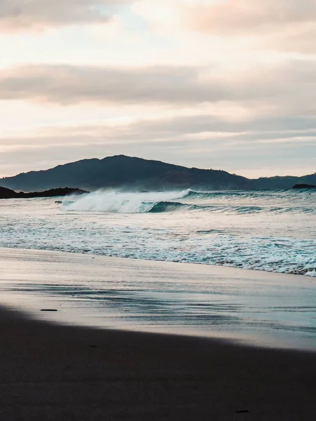 Plan Vertical Des Belles Vagues Mer Sur Plage Avec Les — Photo