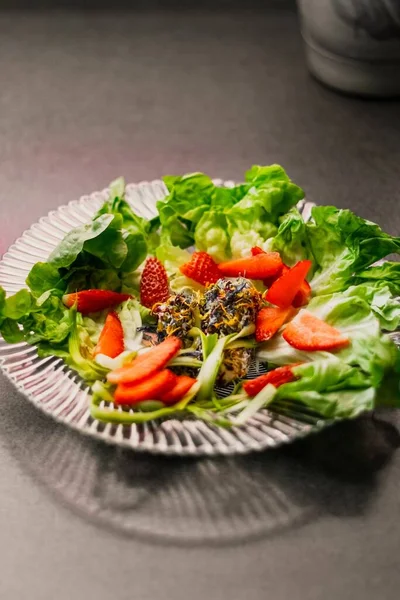 Vertikální Detailní Záběr Vegetariánské Mísy Salátem Jahodami — Stock fotografie