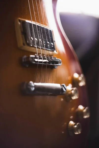 Nahaufnahme Der Details Einer Braunen Gitarre Mit Dunklem Hintergrund — Stockfoto