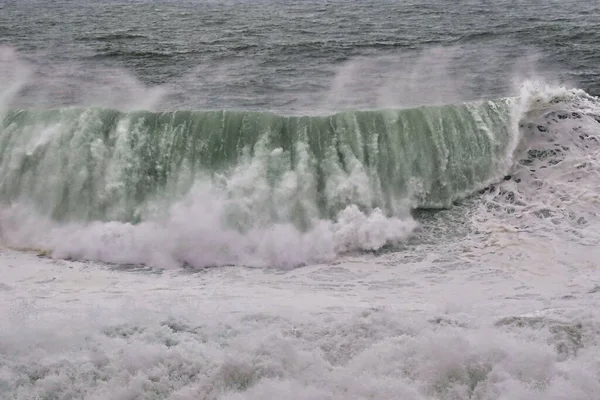 Primo Piano Delle Onde Frizzanti Dell Oceano Durante Una Tempesta — Foto Stock