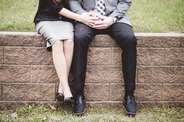 Het Middendeel Van Een Stel Dat Samen Zit Bidden — Stockfoto