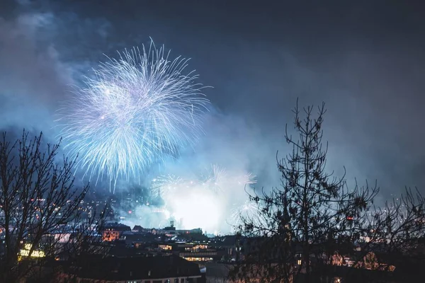 Belo Tiro Fogos Artifício Coloridos Acima Uma Cidade Com Luzes — Fotografia de Stock