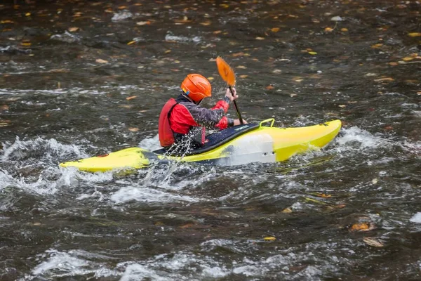 Nahaufnahme Eines Kajakfahrers Einem Gelben Boot Auf Dem Youghiogheny River — Stockfoto