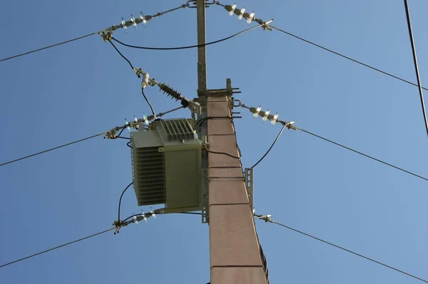 Tiro Ângulo Baixo Linhas Elétricas Aéreas Sob Céu Azul — Fotografia de Stock