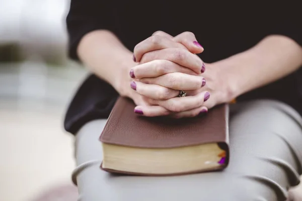 Uma Mulher Sentada Com Mão Junto Livro Seu Colo — Fotografia de Stock