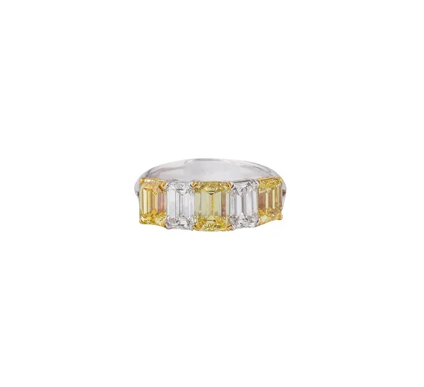 Ein Einfacher Silberner Ring Mit Edelsteinen Unter Den Lichtern Auf — Stockfoto