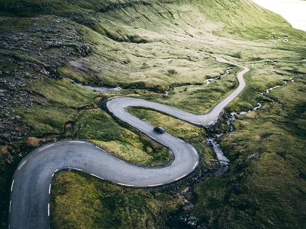 Una Vista Aérea Del Dron Carretera Zigzag Con Coche Espacio — Foto de Stock