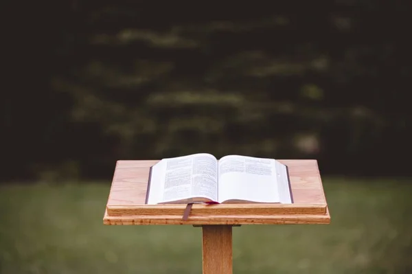 Tribuno Del Podio Con Biblia Parque Luz Brillante Del Sol — Foto de Stock