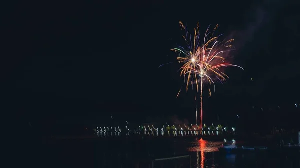 Plano Panorámico Fuegos Artificiales Colores Sobre Una Ciudad Con Luces —  Fotos de Stock