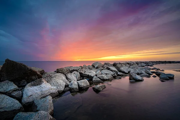 Une Vue Fascinante Coucher Soleil Sur Les Pierres Mer — Photo