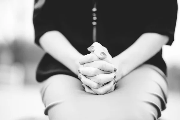 Сіро Блакитна Жінка Сидить Руками Колінах Під Час Молитви — стокове фото