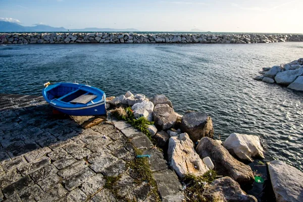 Colpo Angolo Alto Una Piccola Barca Blu Posta Terreno Mattoni — Foto Stock