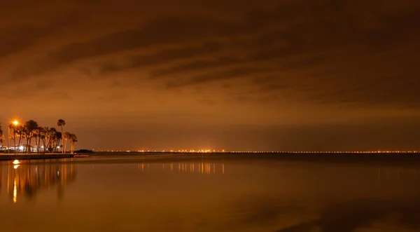 Geceleri Arka Planda Işıklar Olan Güzel Bir Deniz Manzarası — Stok fotoğraf