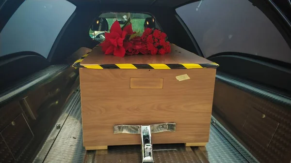 Plan Vertical Angle Bas Cercueil Dans Une Voiture Deuil Fleur — Photo