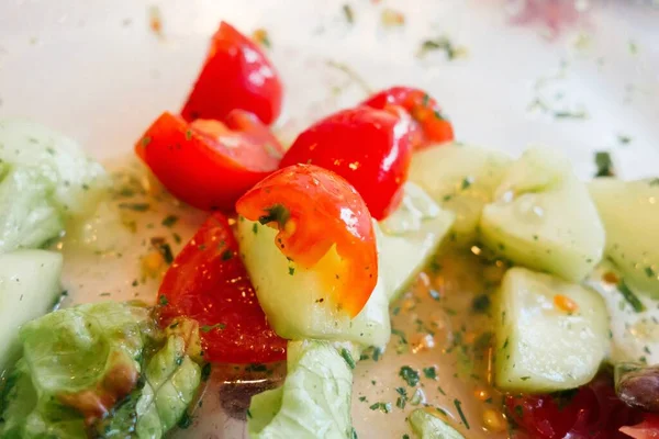 Tiro Close Uma Salada Fresca Com Tomate Pepino Alface Uma — Fotografia de Stock