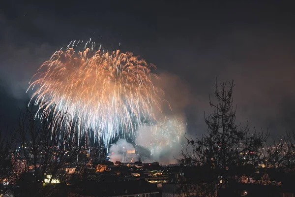 Krásný Výhled Barevné Ohňostroje Nad Městem Noční Obloze — Stock fotografie