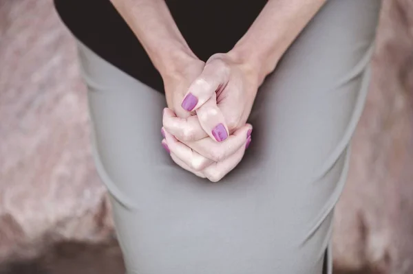 Uma Vista Superior Uma Mulher Sentada Com Mãos Juntas Colo — Fotografia de Stock