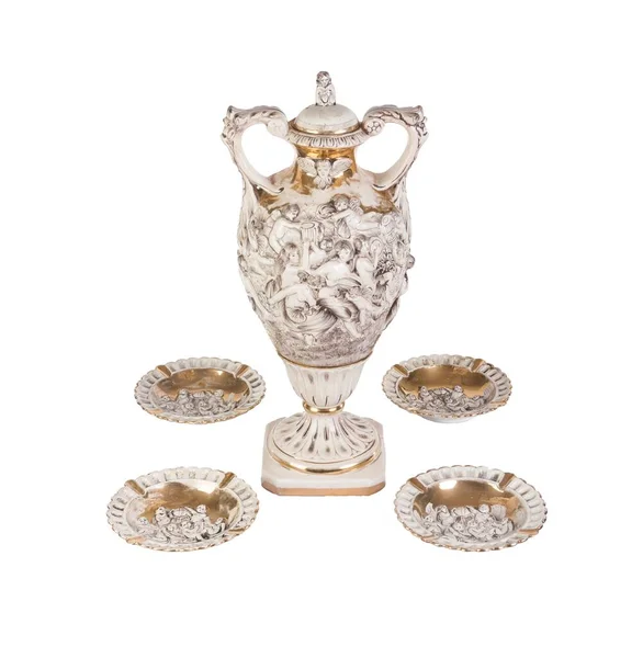 白い背景に4枚の皿を持つアンティークの花瓶の垂直ショット — ストック写真