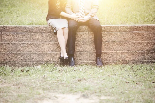 Beau Couple Assis Dans Parc Priant Ensemble — Photo