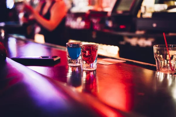Die Bunten Cocktails Der Bar Alkoholische Getränke Verschiedenen Farben Schüsse — Stockfoto
