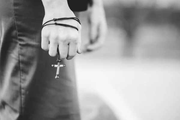 Seorang Pria Taman Dengan Kalung Salib Tergantung Dari Tangannya — Stok Foto