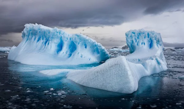 Plan Aérien Icebergs Antarctique Sous Ciel Nuageux — Photo