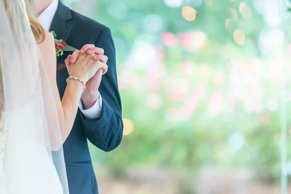 Tiro Foco Raso Noiva Noivo Segurando Mãos Outro Enquanto Dançam — Fotografia de Stock